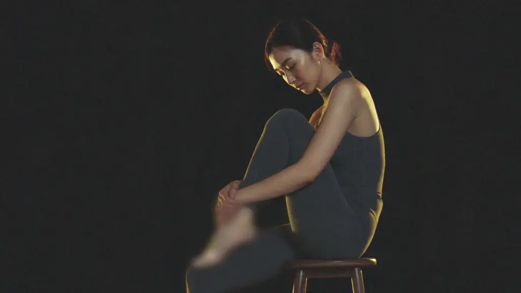 발뒤꿈치 뒤쪽 아킬레스건 부위를 손으로 짚어 확인하는 여성