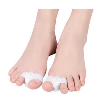 엄지와 둘째 발가락 사이에 끼운 흰색 실리콘 발가락 링을 양발에 착용한 모습