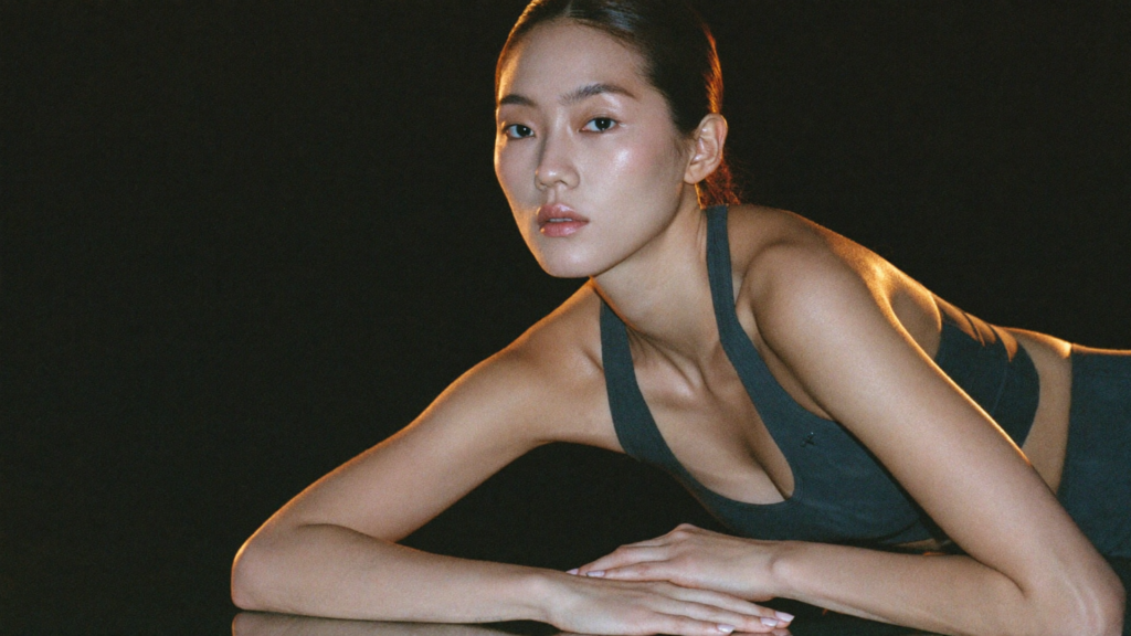 손목과 팔뚝 라인을 보여주는 모습