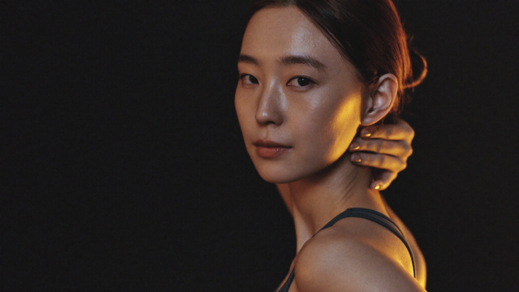 목 뒤쪽과 두개골 아래 부위, 목을 돌리는 동작을 보여주는 이미지