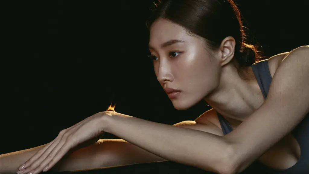손목 위 아래팔, 엄지 쪽 부위를 짚어보는 손과 팔뚝 클로즈업