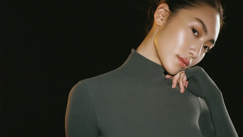 목 옆쪽에서 어깨뼈 위쪽으로 이어지는 부위를 손으로 짚은 모습 — 견갑거근증후군