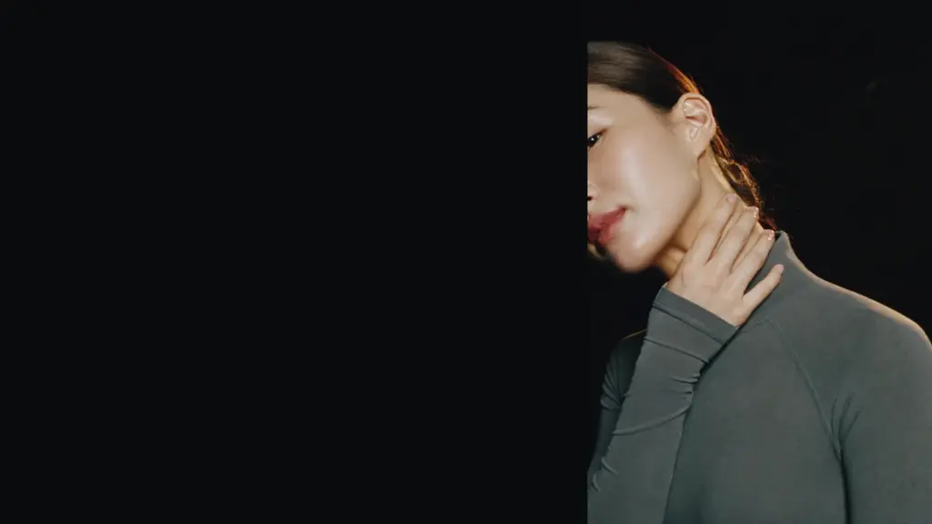 목뒤 승모근을 손으로 누르며 압통점을 확인하는 모습